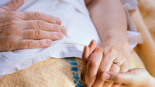 Femeie de 99 de ani bolnavă de Alzheimer, în STARE GRAVĂ după ce a fost agresată şi violată