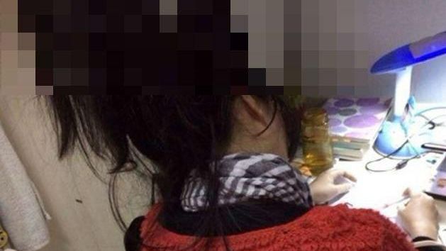 Metodă extremă în China. Ce fac studentele în timp ce învață pentru examene