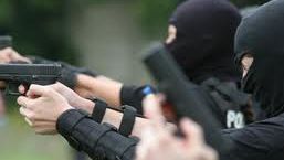 Focuri de armă pentru prinderea unui tânăr care conducea fără permis şi a refuzat să oprească