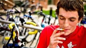 "Plămânul nu doare, iar simptomele sunt vagi". Generația care plătește PREŢUL FUMATULUI ÎN LICEU