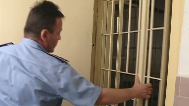 Cum reuşesc deţinuţii să introducă TELEFOANE în închisori? Gardienii explică şi ameninţă cu proteste