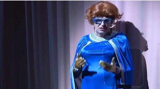 Motivul INCREDIBIL pentru care un şef de bancă s-a travestit în patroană de bordel