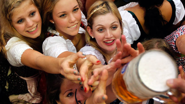 Ce trebuie să faci înainte să te apuci de băut? Cea mai tare campanie pentru consumatorii de bere  