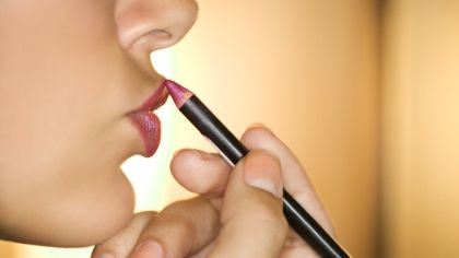 Cele mai întâlnite greșeli pe care femeile le fac când folosesc creionul de buze