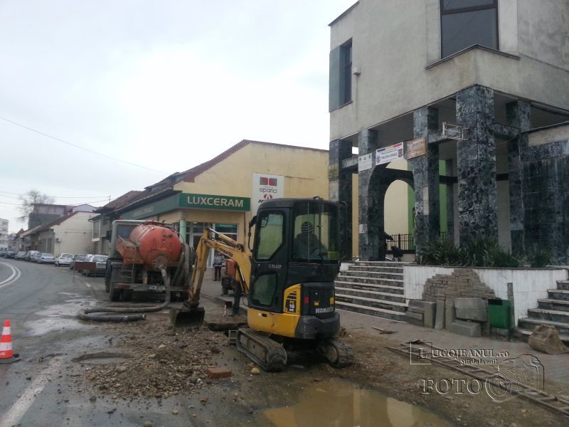 Apare periodic în faţa sediului Poliției Locale. Oamenii sunt panicaţi şi spun că e un mister