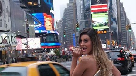 O tânără a vrut să arate cine este de fapt! A ieşit pe stradă aproape goală