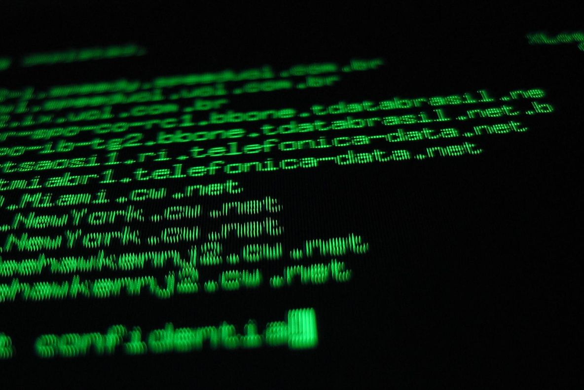 Calculatoarele multor români, transformate în mașini de făcut bani pentru hackeri