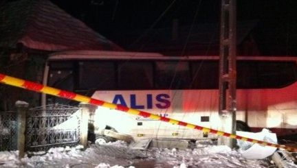 ACCIDENT CUMPLIT în judeţul Cluj. Un autocar a intrat într-o casă după ce a fost acroșat de un BMW