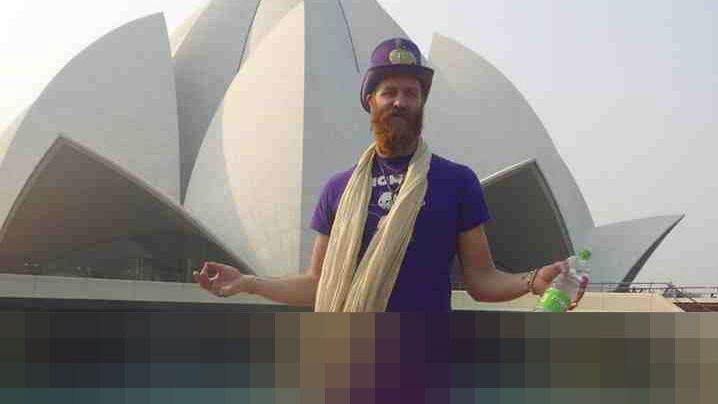 INCREDIBIL! Ce se află la picioarele bărbatului. Prietenii săi au fost șocați când au văzut poza