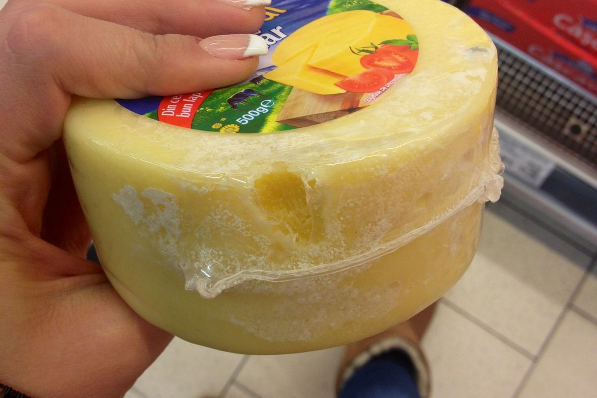 MARTOR OCULAR. Caşcaval ronţăit de şoareci, la vânzare 