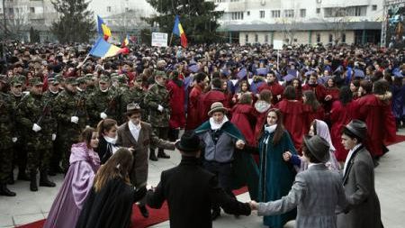 Secvențe din atmosfera patriotică a anului 1859, recreate în Piața Unirii din Focșani 