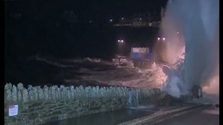 INUNDAŢIILE SE ÎNTORC ÎN INSULE. Valuri URIAŞE în zona de ţărm 