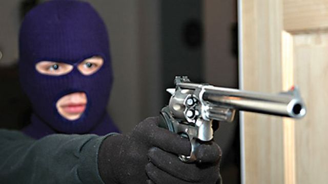 Jaf la o bancă din Capitală. Doi tineri au încercat să fure un aparat de aer condiţionat