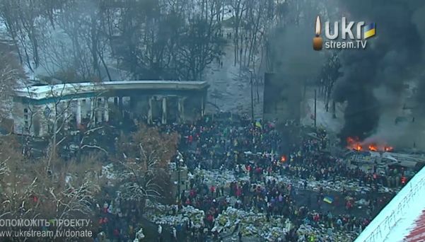 PROTESTE SÂNGEROASE LA KIEV: Un poliţist a fost împuşcat în cap, iar alţi doi sunt de negăsit