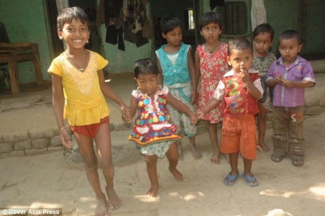 Are 19 ani, dar este blocată în corpul unui copil de 2 ani