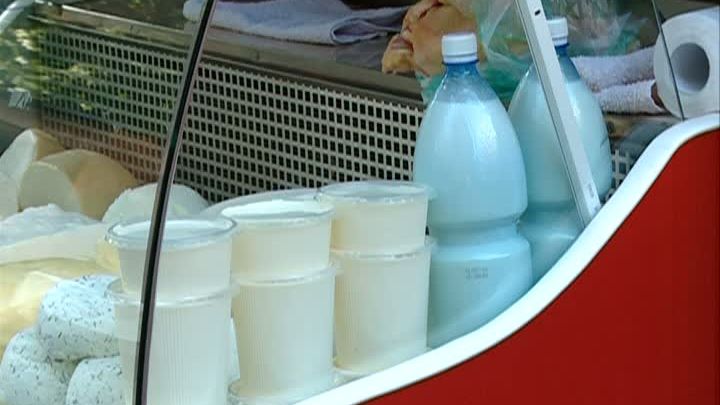 ŢĂRANII care vând LAPTE PROASPĂT, alungaţi din pieţe. Ce condiţii li se IMPUN