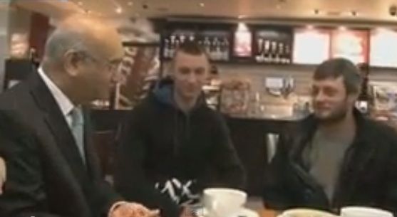 Românii ajunşi la Londra, aşteptaţi de doi parlamentari britanici la aeroport