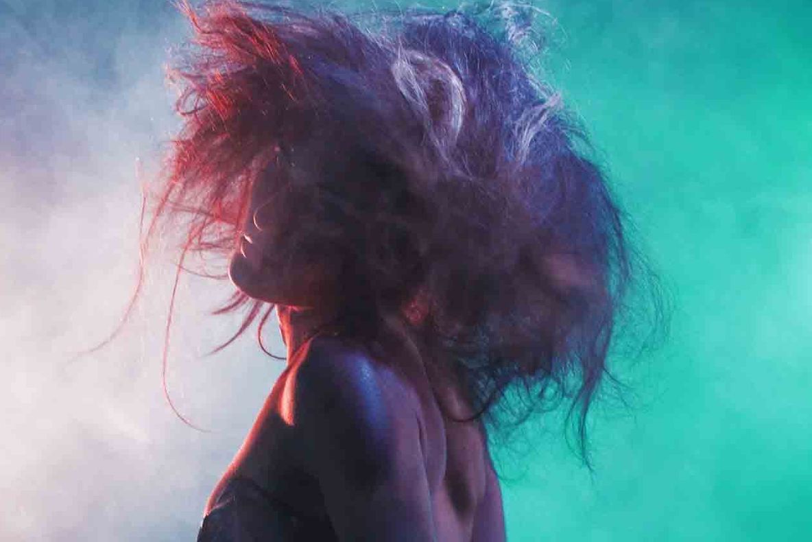 O rochie din fibre optice îşi schimbă culoarea la cerere