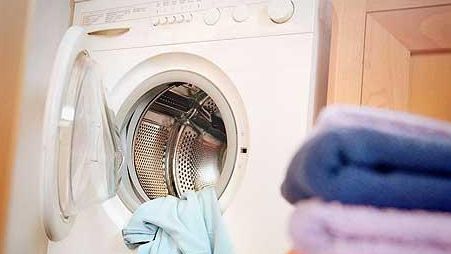 Chemați de urgență de o femeie, pompierii au rămas șocați când s-au uitat în mașina ei de spălat