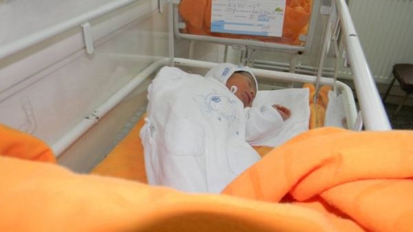 Scene cumplite de cruzime. O mamă şi-a muşcat şi şi-a bătut fetiţa de numai două luni