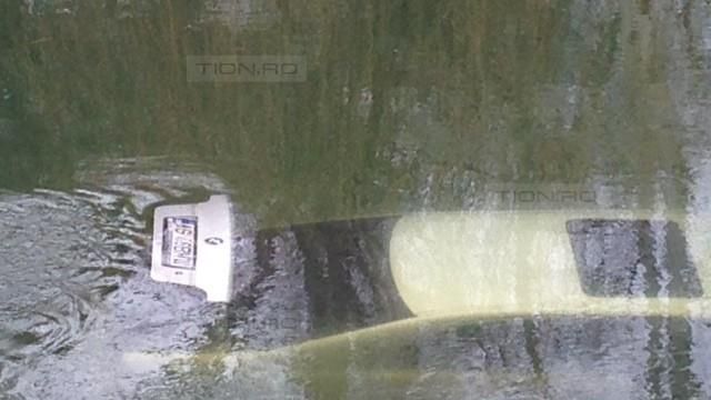 Accident grav în Timişoara. S-au răsturnat cu maşina în râu 