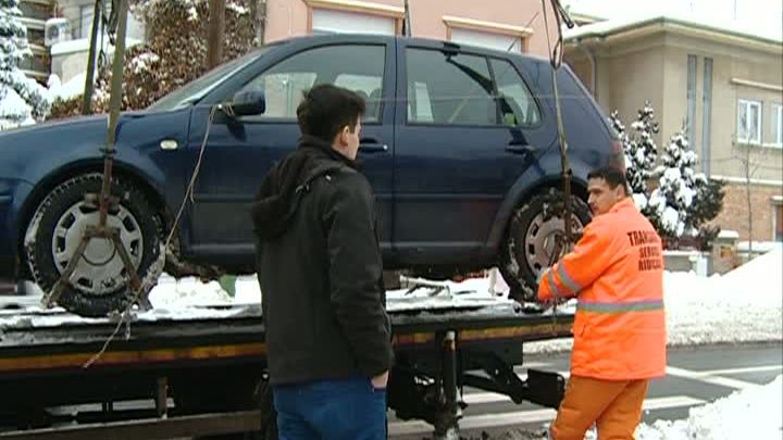 În sectorul 1 nu se curăţă zăpadă, dar se ridică maşini