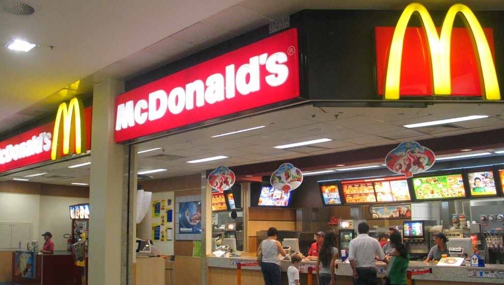 Scandal la McDonald’s Timișoara. Angajaţii speriaţi de un tânăr înarmat cu o bâtă de baseball 