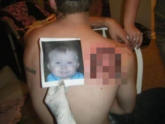 Şi-a tatuat chipul fiului, un gest emoţionant. A ieşit însă un DEZASTRU ce a stârnit hohote de râs