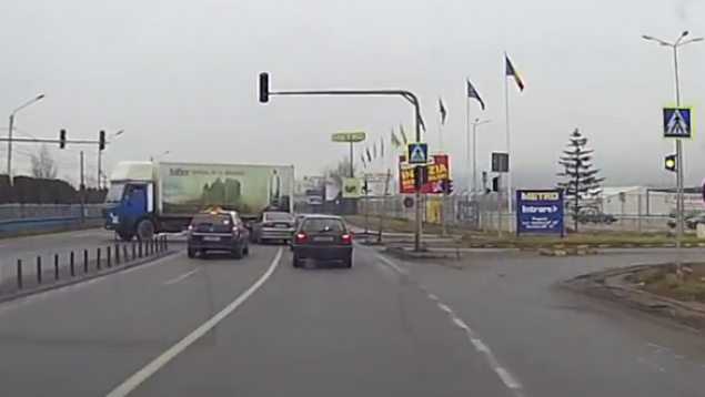 IMAGINI HORROR. A intrat cu maşina sub un TIR, la CLUJ! Accidentul a fost FILMAT