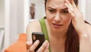 Mesajele cu conţinut sexual şi flirtul, considerate forme de infidelitate