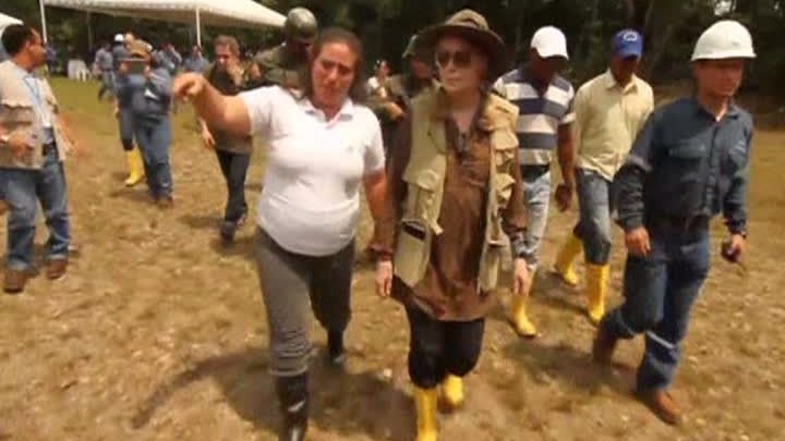 MIA FARROW LUPTĂ CU CHEVRON: "Meritaţi ca toată această mizerie să fie curăţată"