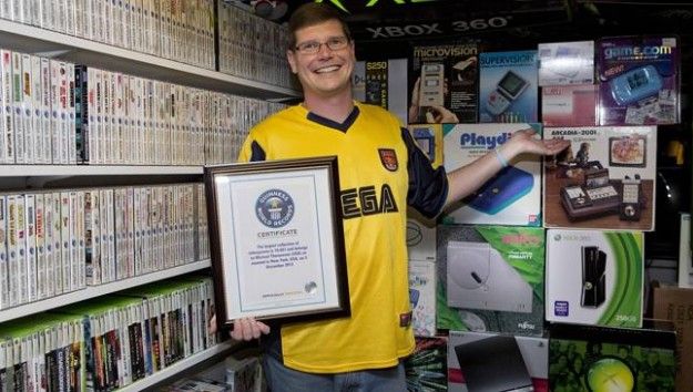 Cine e cel mai mare colecţionar de JOCURI VIDEO din lume
