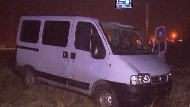 MICROBUZ RĂSTURNAT. Şapte persoane au ajuns la spital 