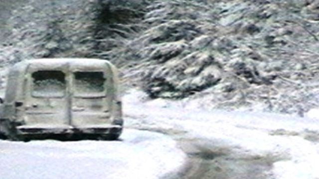 COD PORTOCALIU Un microbuz cu 16 persoane rămas înzăpezit în Vâlcea