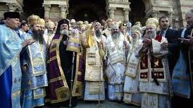 Mitropolitul Ardealului i-a certat pe credincioşi la împărțirea aghiasmei: "Nu VĂ MAI ÎNGHESUIŢI"