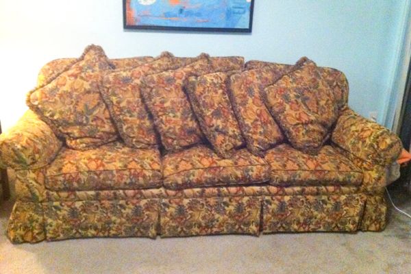 A luat o canapea second hand şi a pus-o în casă. S-a ÎNGROZIT când a văzut ce se ascundea în ea