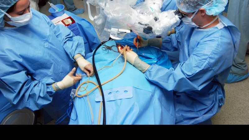 1.900 de lei, mită pentru o cezariană. Trei medici au fost reţinuţi 