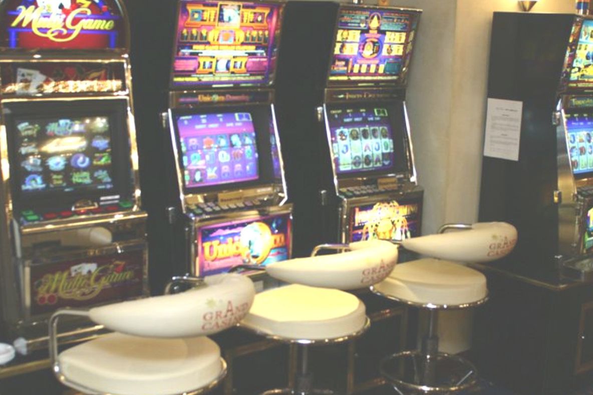 A câştigat 666 de milioane de lei la păcănele, dar nu primeşte banii