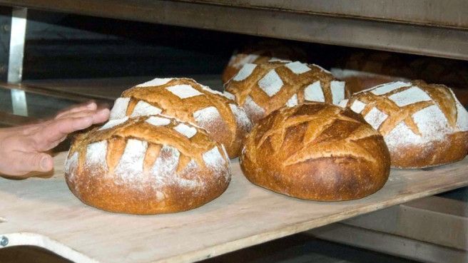 Adevărul despre PÂINEA NEAGRĂ. Numai brutarii ştiu cu adevărat ce puneau în ea