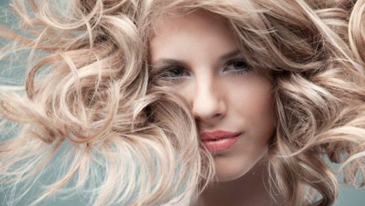 Părul tău va arăta mai tânăr cu 15 ani dacă vei aplica aceste 4 sfaturi