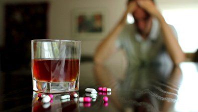 De ce n-ar mai trebui să iei niciodată paracetamol în combinație cu alcool