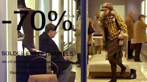 Vremea dă peste cap comerţul: Au început REDUCERILE la hainele de iarnă 