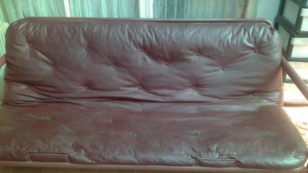 Descoperirea făcută într-o canapea second-hand a făcut-o să țipe de groază