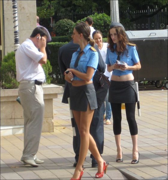 BANCUL ZILEI. Un poliţist vine la serviciu în pielea goală