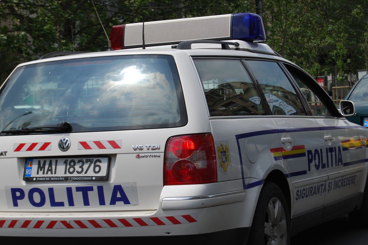 Un cunoscut cântăreț și-a snopit în bătaie logodnica