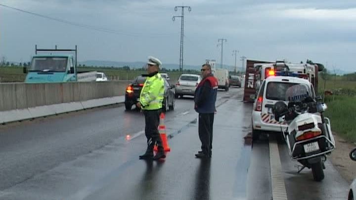 Accident grav pe DN7. Doi poliţişti au fost răniţi 