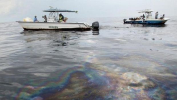 POLUARE PE DUNĂRE. Firma amendată pentru poluarea fluviului a ridicat un dig 