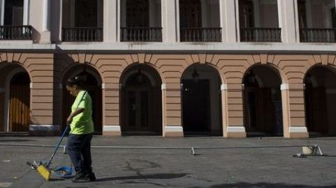 Criza financiară a ÎNGROPAT un stat. Locuitorii FUG unde văd cu ochii