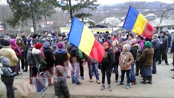 Protestele față de explorarea gazelor de șist continuă la Pungești: " Îşi apără PĂMÂNTUL"