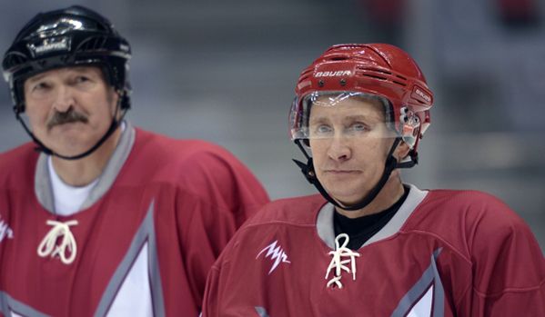 Talentatul domn Putin. A jucat hochei la Soci alături de un alt preşedinte, Lukaşenko 